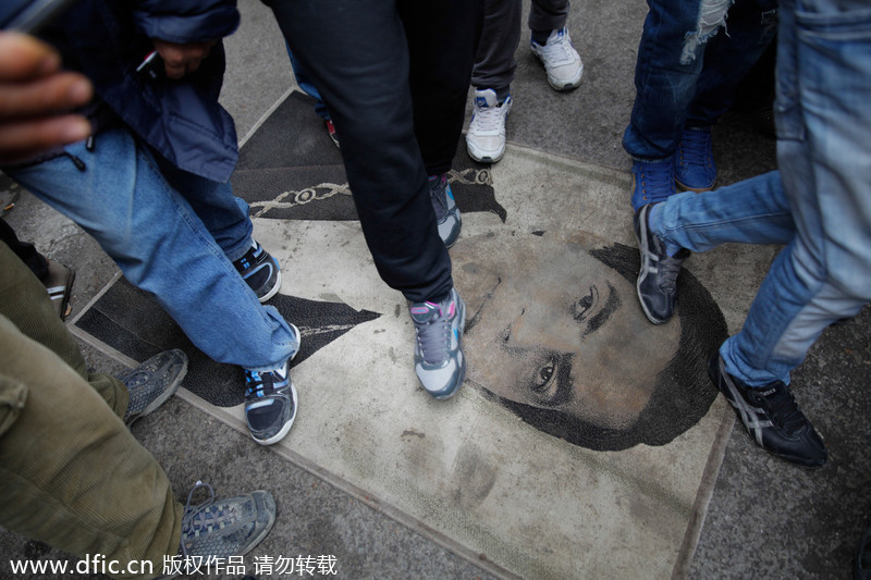 突尼斯“茉莉花”革命三周年 民眾踩踏前總統畫像慶祝