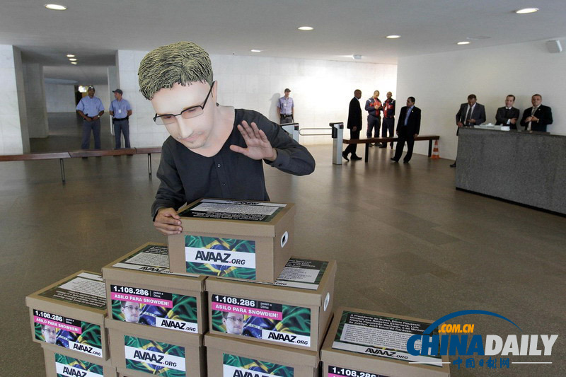 巴西民眾戴頭套表演 呼吁政府庇護斯諾登