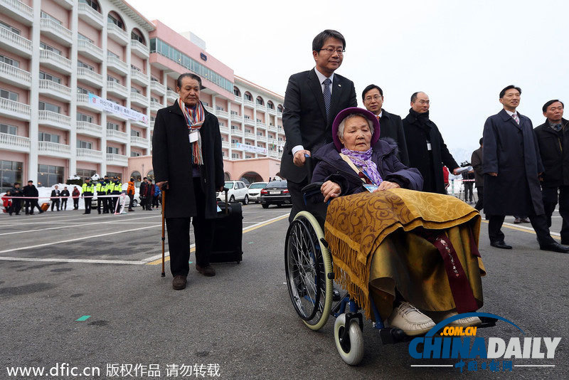 首輪朝韓離散家屬團(tuán)聚結(jié)束 老人追車表達(dá)不舍