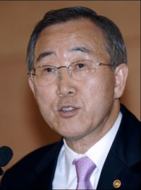 10月9日，聯(lián)合國安理會15個成員國以鼓掌的方式一致通過決定，向聯(lián)大推薦韓國外交通商部長官潘基文擔(dān)任下任聯(lián)合國秘書長，這是繼緬甸人吳丹后第二位來自亞洲的聯(lián)合國秘書長。