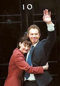 布萊爾求婚史大曝光!<br>Blair asked Cherie to say 'I do' while she scrubbed the loo