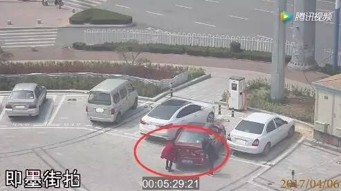 最牛女司機停不進車位竟用手抬