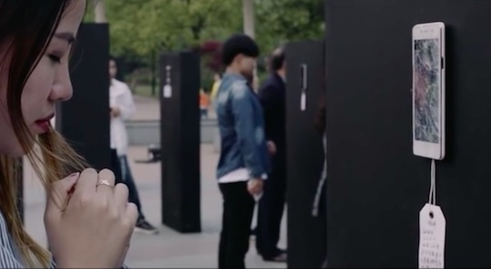 老外在中國：低頭一秒，家毀人亡！