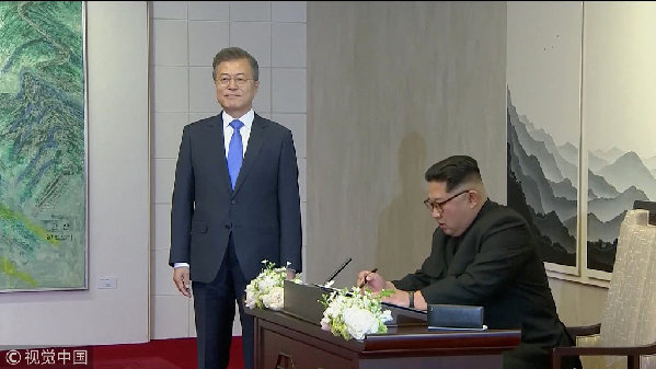 歷史時刻!金正恩跨過“三八線”與文在寅握手,還帶上了冷面!