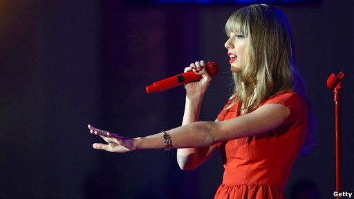 泰勒圣誕點(diǎn)燈獻(xiàn)唱 瘋狂粉絲徹夜露宿