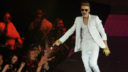 比伯倫敦個唱突然暈倒 堅持演出