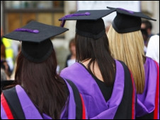 今天,我們在英國畢業了