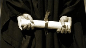 政府錯(cuò)估教育耗資 英國學(xué)生或?qū)⒙駟? style=