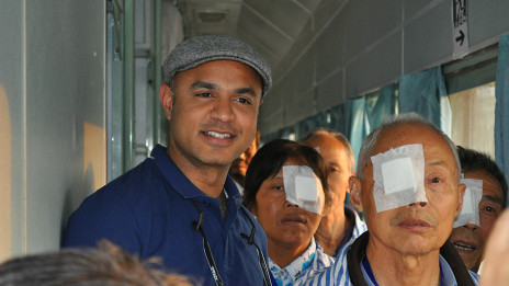 留英訪談:英國眼科教授在華參與慈善項目