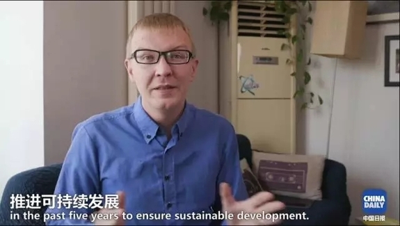 美國萌娃澆花“澆”出環(huán)保心得:賺得多,天更藍,才是硬道理!丨艾瑞克的小課堂