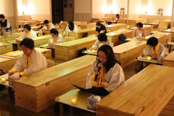 韓國(guó)“死亡體驗(yàn)” 木棺中治抑郁