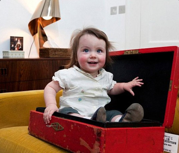 卡梅倫一家揮別唐寧街 可愛小女兒成焦點(組圖)