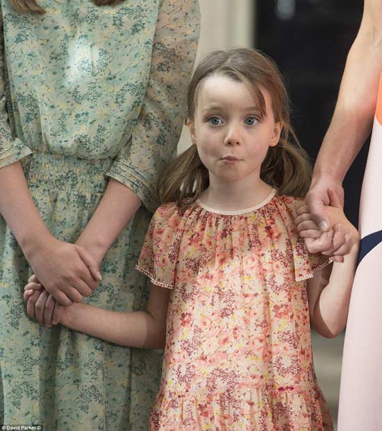 卡梅倫一家揮別唐寧街 可愛小女兒成焦點(組圖)