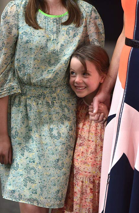 卡梅倫一家揮別唐寧街 可愛小女兒成焦點(組圖)