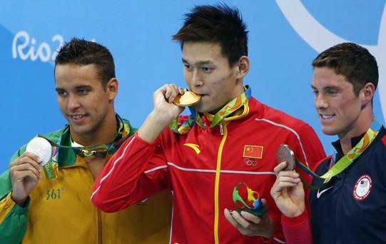 為何奧運(yùn)選手愛(ài)咬金牌？