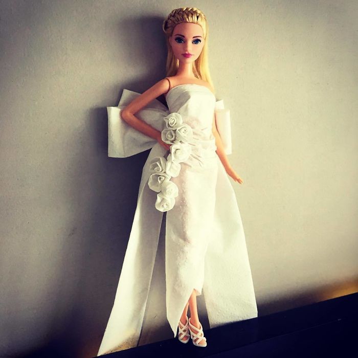 用衛生紙給芭比娃娃做的婚紗 你最喜歡哪一件？（組圖）