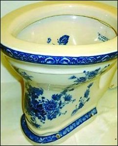 列儂私人馬桶拍得萬(wàn)余美元