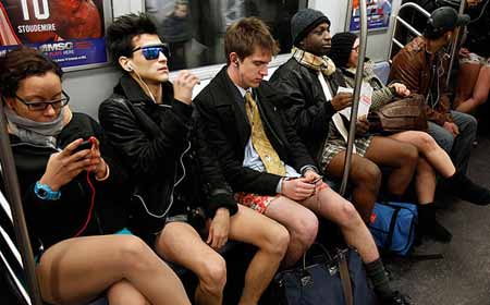 紐約“無(wú)褲日” 乘客光腿乘車很“淡定”