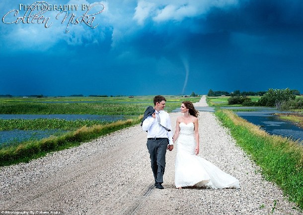 極致浪漫:新人頂著龍卷風(fēng)拍婚紗照(組圖)