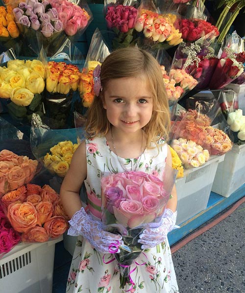 四歲可愛小女孩市政廳亮招牌求當花童(組圖)