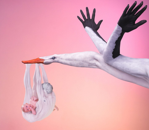 英藝術家創(chuàng)作人體彩繪 以鳥喻人栩栩如生