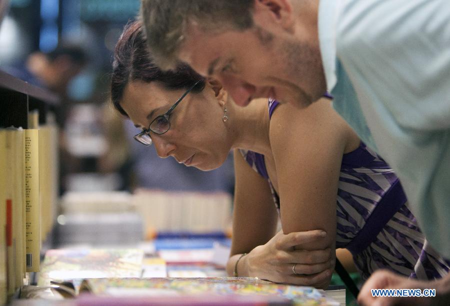 Residents visit a bookstore during the 6th Night of the Libraries event, in Buenos Aires, capital of Argentina, on Dec. 15, 2012. 6th Night of the Libraries event held in Buenos Aires