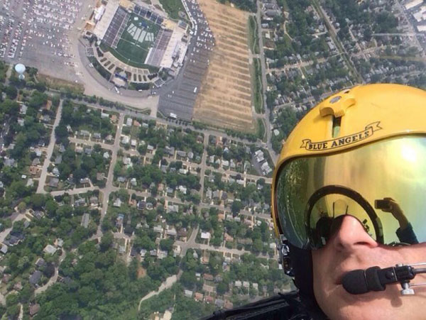 Pilots' selfies go viral online