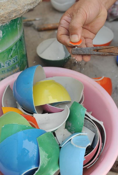 Craftsman restores shards in classical art