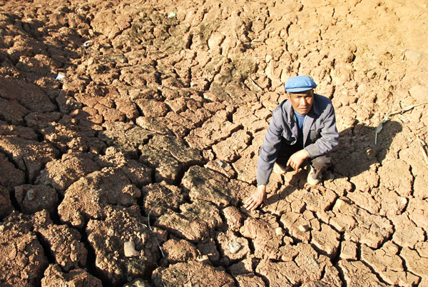 A parched pond in Weining county, Guizhou province, shows the severity of a drought hitting southwestern areas. Photo by Yang Wenbin / For China Daily Consequences of long drought devastating