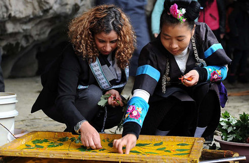 Traditional papermaking skills draw foreign attention