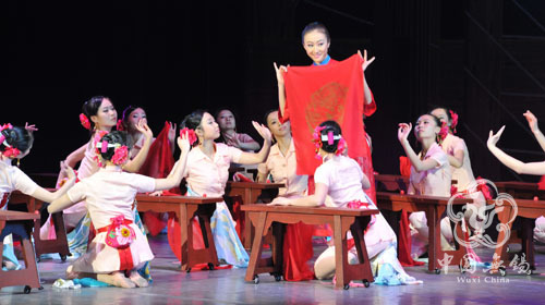 Dance drama Embroidery Craftswoman