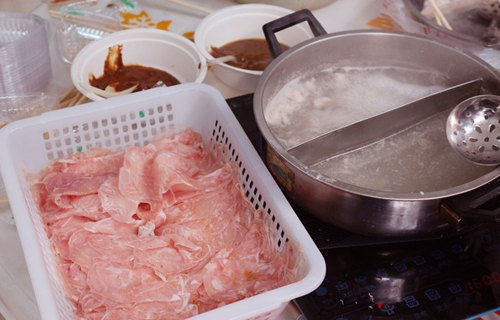 Shenyang treats visitors to hotpot