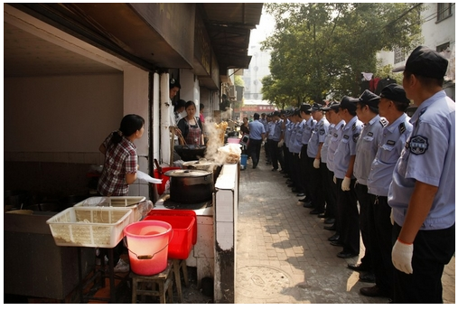 國外“城管”啥形象？