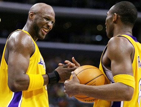 Los Angeles Lakers' Kobe Bryant (R) congratulates Lamar Odom after Odom scored against the Phoenix Suns during their 99-92 win in Game 3 of the NBA Western Conference first round playoff series in Los Angeles April 28, 2006.