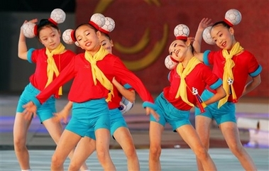 Former Chinese player Sun Wen selects a ball during the final draw for the 2007 FIFA Women's World Cup, in Wuhan, in central China Sunday April 22, 2007. Looking on are Jim Brown, FIFA's Director of Competitions, left, and Tina Theune-Meyer, the former coach of the German team. The draw determines the composition of groups for the 16 teams competing in the Women's World Cup, which will be played in the Chinese cities of Shanghai, Chengdu, Hangzhou, Tianjin and Wuhan from September 10-30, 2007. [AP]
