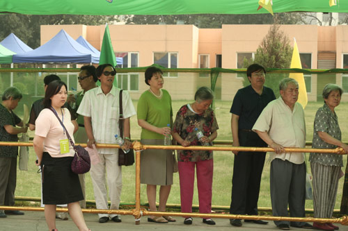 votes on the demolishment and reconstruction of old buildings in Juixiaqiao Sub-district in Beijing, June 9, 2007. Local government and the real estate developer jointly organize the vote on Saturday to see if majority residents of over 5000 families accept the new compensation policy after failed attempts to reach an agreement through other ways. Both notary officials and supervisors are invited to monitor the vote that runs from 9 a.m. to 9 p.m. at six ballot booths. [Sun Yuqing/www.ming7.cn]