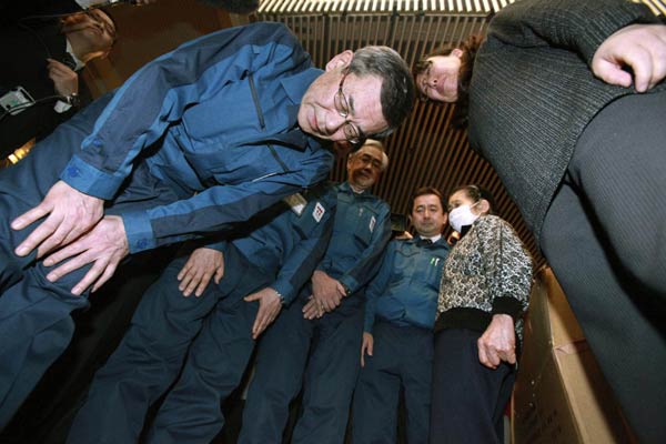 TEPCO president visits Fukushima evacuees‎