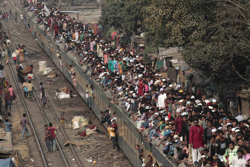 Commuters ride on the roof of a train as they come back to the city after attending the final prayer of Biswa Ijtema in Dhaka Jan 20, 2013. So you think Spring Festival travel is bad?