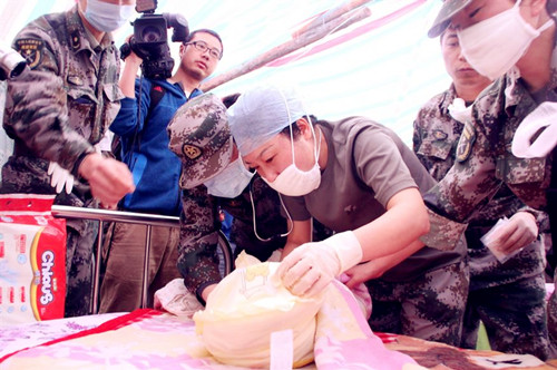 Female soldiers help out in quake-hit Taiping