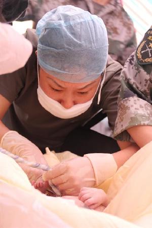 Female soldiers help out in quake-hit Taiping