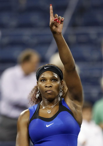 Serena Williams of the US acknowledges the crowd after defeating Bojana Jovanovski of Serbia after their match at the US Open tennis tournament in New York, Aug 30, 2011. Djokovic, Serena impress at US Open