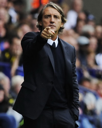 Manchester City's coach Roberto Mancini (L) points during their English Premier League soccer match against Bolton Wanderers in Bolton, northern England Aug 21, 2011. Man City, PSG lead spending by Europe's elite