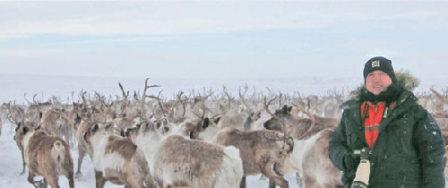 63歲中國退休男人追夢(mèng)北極拍攝當(dāng)?shù)卦∶? style=