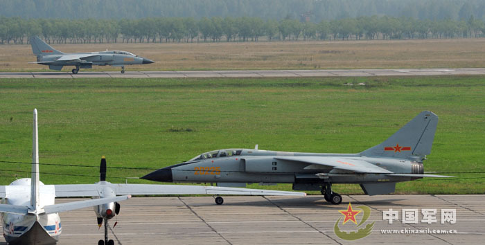 我軍赴俄參演戰機首訓 飛行員頭盔涂豹頭圖案