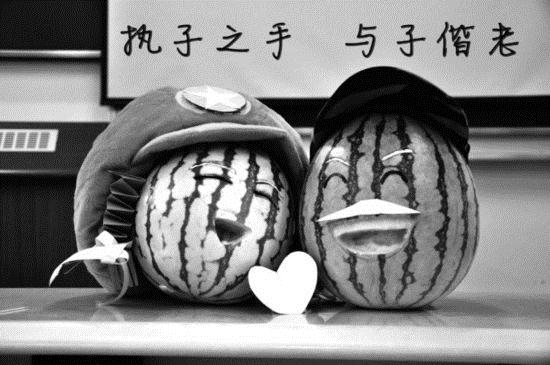 學(xué)生軍訓(xùn)西瓜君走紅網(wǎng)絡(luò) 賣萌搞笑惹人愛(ài)(組圖)