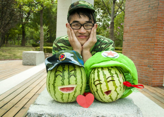 學生軍訓西瓜君走紅網絡 賣萌搞笑惹人愛(組圖)