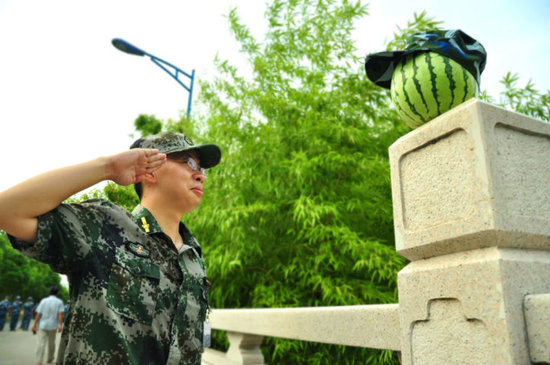 學(xué)生軍訓(xùn)西瓜君走紅網(wǎng)絡(luò) 賣萌搞笑惹人愛(組圖)