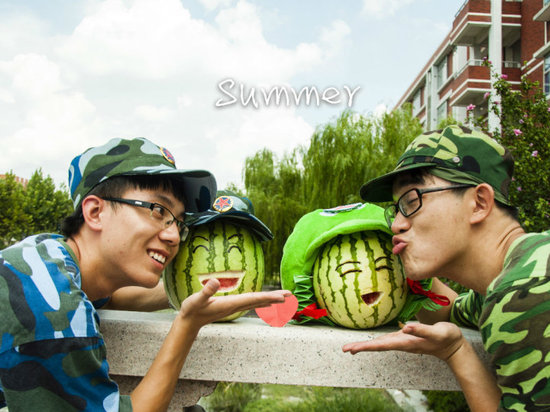 學生軍訓西瓜君走紅網絡 賣萌搞笑惹人愛(組圖)