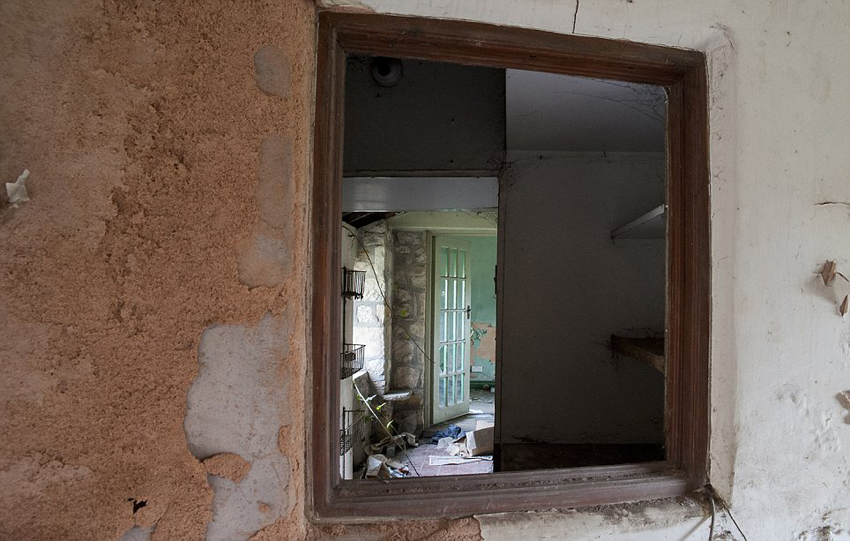 英媒曝光神秘被棄宅邸 存五輛古董車