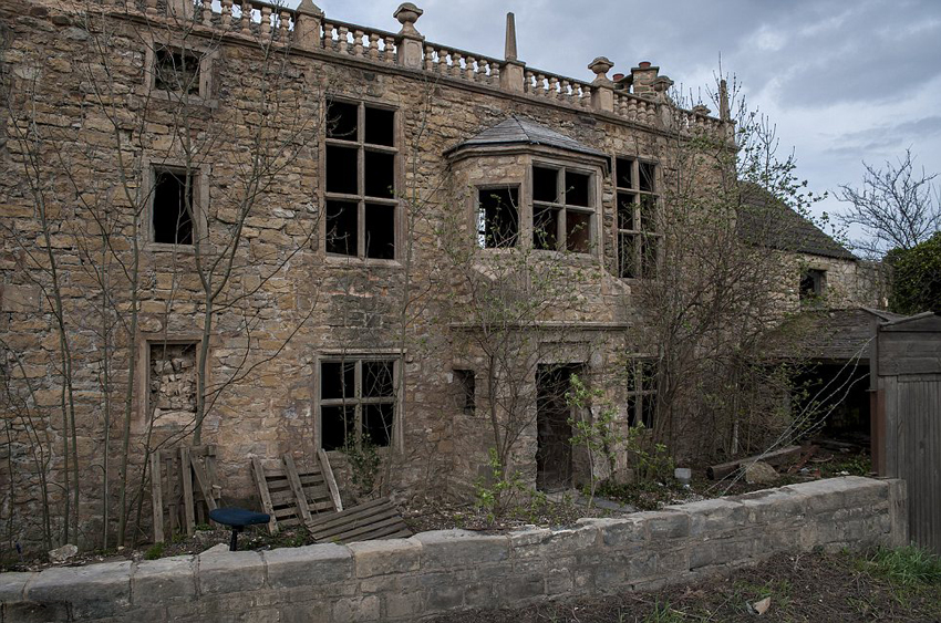 英媒曝光神秘被棄宅邸 存五輛古董車